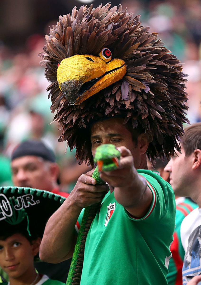 Mexico-fans-3171606050030_mexico_v_uruguay.jpg
